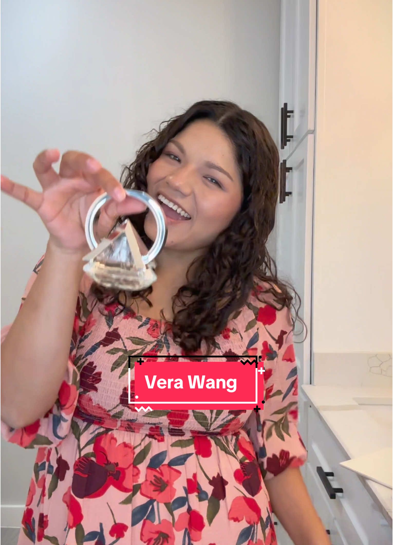 Es el anillo de compromiso más grande que recibí 🤭, y es que adoro la botella de este perfume de @Vera Wang se ve súper cute 🥰 y su aroma es demasiado delicioso y suave  #verawanglove #verawanggang #gifted #VWLove 