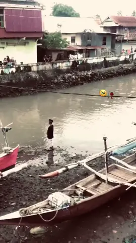 Sosok ayah yang sedang menunggu keajaiban dari tuhan akan kemunculan anaknya yang sdh 3 hari blm di temukan🥺😇 #viral #ornghanyutdisungai #bantaeng_sulawesi_selatan 