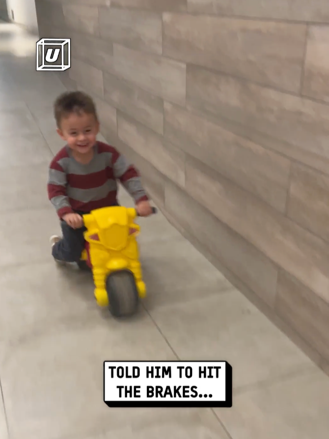 They never listen!! 😂🏍️🤦 🎥: Agustina Pérez via ViralHog #UNILAD #brakes #funnyy #fails #kids #listen #toys #bike #motorbike