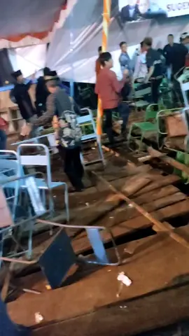 kecelakaan panggung tamu ambruk, wonten daleme pk ponco megu Puyung pule trenggalek