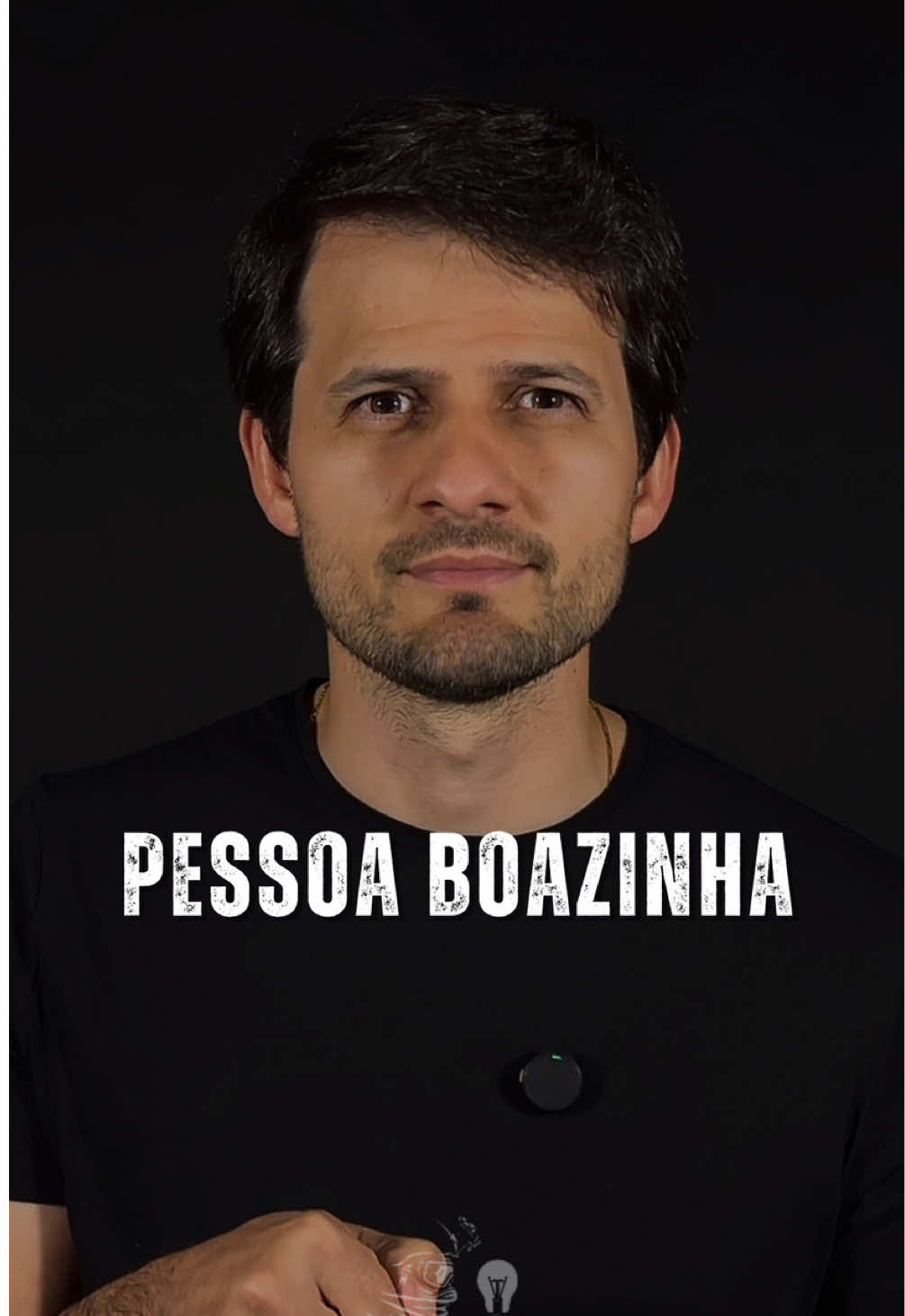 Quantas pessoas você conhece que ainda estão vivas, mas já desistiram de si?  Gente boa. Gente generosa. Gente que sempre está lá por todo mundo, mas que não sabe mais onde foi parar.  Um dia, elas começaram a dizer “sim” demais. Depois, começaram a se calar demais. Por fim, começaram a desaparecer de si mesmas. Tudo em nome da aceitação.  A “síndrome da pessoa boazinha” não tem sintomas visíveis, mas corrói a identidade por dentro, lentamente. Até que, um dia, a pessoa deixa de existir por inteiro, mesmo que continue respirando.  Esse vídeo não é uma crítica. É um alerta. E, talvez, um resgate. Se você se viu nele, ainda dá tempo de reencontrar a si mesmo.  A cura começa no “não” que você sempre teve medo de dizer.  Compartilha esse vídeo com alguém que você ama e precisa aprender a dizer “não”. Pense como Forças Especiais. #pensecomoforçasespeciais #ernestoreis #autoconhecimento #saudemental #autenticidade # bonzinho #boazinha #cansaçoemocional #forçainterna #pensarcomoforçasespeciais #identidade #relacionamentos #crescimentoemocional #curainterior #coragemparaviver 