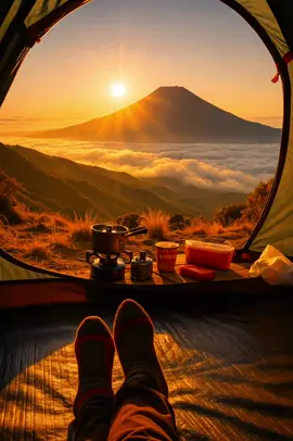 Saat fajar menyentuh cakrawala, Gunung Prau memamerkan salah satu sunrise terbaik di Indonesia. Langit perlahan berubah warna, dari biru gelap menuju semburat jingga, emas, dan ungu yang menari di atas siluet Gunung Sindoro, Sumbing, hingga Merbabu. Lautan awan menghampar seperti samudra putih lembut, menutupi lembah dan bukit di bawahnya. Udara dingin menusuk, tapi hangatnya cahaya mentari pertama membuat semua rasa lelah mendaki hilang. Di puncaknya, kamu tak hanya melihat matahari terbit—kamu menyaksikan keajaiban yang membuat waktu seakan berhenti. #SunriseGunungPrau #PrauMountain #GoldenHourIndonesia #PendakiIndonesia #ExploreDieng #WonderfulIndonesia #GunungPrau #BackpackerIndonesia #LautanAwan #HikingSunrise #IndahnyaIndonesia #PrauSunriseView #Mountainscape #naturelovers 