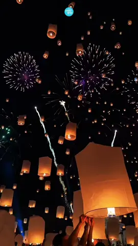 🏮“Nhất định, phải cùng người mình thương đến lễ hội thả đèn Chiang Mai… một lần trong đời” Hãy tưởng tượng…bạn và người mình thương cùng nhau viết điều ước lên chiếc đèn lồng, cùng giữ lấy, cùng ngẩng đầu nhìn nó bay xa giữa muôn ánh đèn lung linh. Đó không chỉ là một khoảnh khắc đẹp… mà là một kỷ niệm dịu dàng – đủ khiến ta nhớ cả đời. 𝐄𝐚𝐬𝐲 𝐓𝐫𝐢𝐩 - 𝐃𝐮 𝐥𝐢̣𝐜𝐡 𝐭𝐫𝐚̉𝐢 𝐧𝐠𝐡𝐢𝐞̣̂𝐦 𝐤𝐡𝐨̂𝐧𝐠 𝐚̂𝐮 𝐥𝐨 ➤ Chuyên tổ chức tour trải nghiệm độc lạ, combo du lịch tự túc và tour riêng #easytrip #travel #xuhuong #viral #dulich #tourbui #dulichbui #tourriengcongty #Yeepeng #ChiangMai #Thailand #yipeng