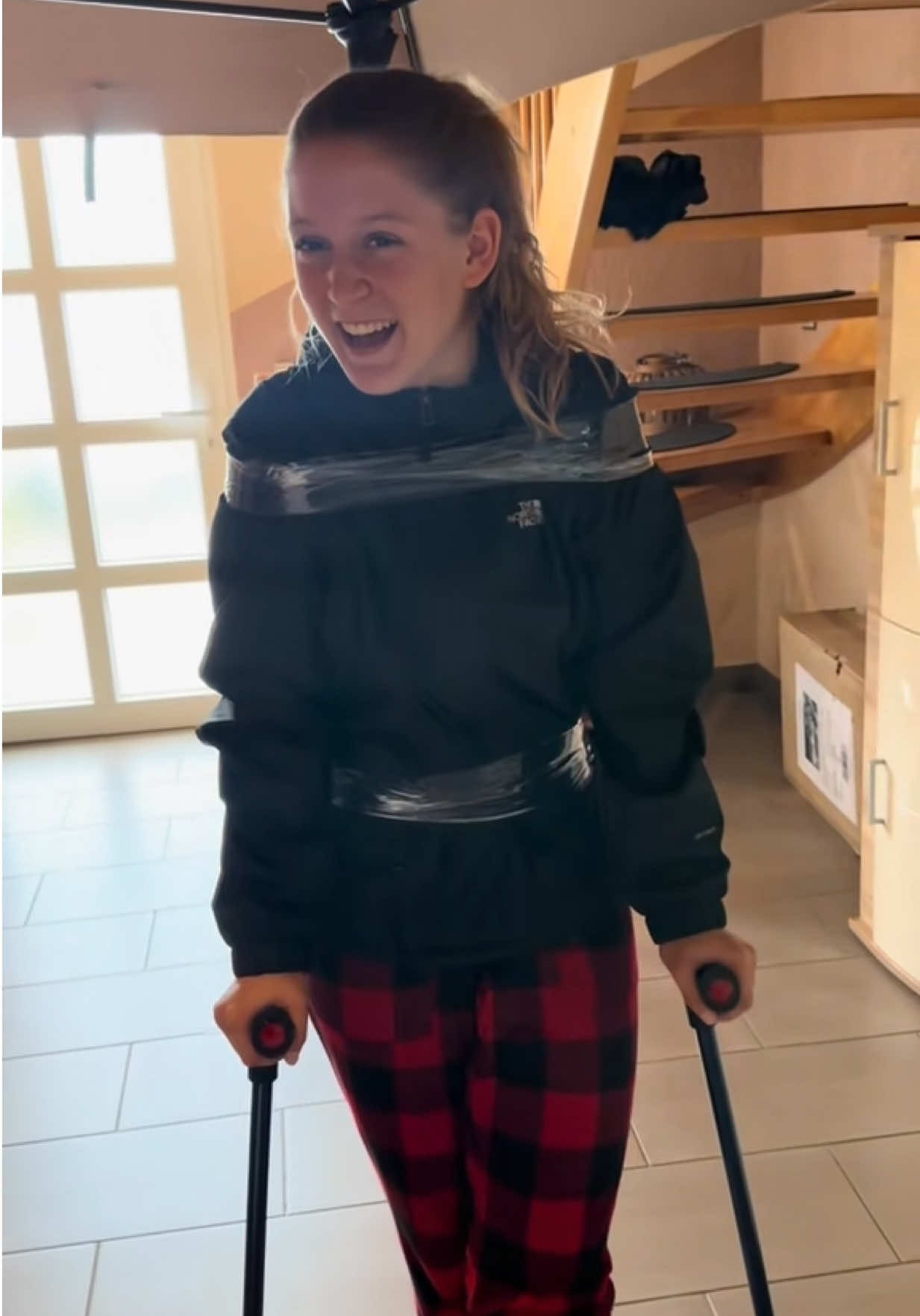 Wir mussten nochmal sooo lachen 😂😂😂Video von vor einem Jahr, nach Leos Unfall bei der deutschen Meisterschaft, Spaß machen, lachen und ganz viel Liebe hilft der Genesung und heilt kleine Wunden. Leo gibt niemals auf. !#erinnerung #leo #turnen #humor #spaß #liebe #comdey #lachen #repost #heuwinkels #unterhaltung #lustigevideos #papaundtochter #papaundtochtercomedy #familienleben #wir #unfall #wadenbeinbruch #genesung #wettkampf #ehrgeiz #stolz #leidenschaft #gibniemalsauf #❤️ #😂 @leo 