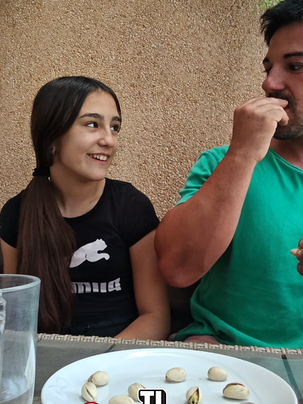 Haciendo este RETO 🔥 de la chuche 🍭 ENVENENADA ☠️ pero nosotros lo hacemos con PISTACHOS 🤣🤣🤣  ¿1.000 LIKES PARA REPETIRLO 😏? 😂