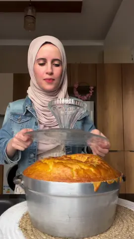 بعتذر على الصوت مش كتير واضح  حطيت الوصفة مكتوبة  المقادير : ٥ بيضات حبة برتقال منزوعة البزر كوب سكر أو حسب الرغبة كوب لبن رايب كوب الا ربع زيت مع معلقتين كبار زبدة ٢ م ص فانيل ٣ م ص باكنج باودر  ١ م ص كربونات  ٣م ك خل ٣ كوب طحين منخول الطريقة 👇🏻:  نضع البرتقاله و البيض و السكر و الفانيلا  و اللبن و الزيت بالخلاط ثم نشغل اقل شي ٥د نضع الخليط السائل على الجاف اهم خطوة اللي هي سر النفشة نضع الكربونه والخل ثم نخلط و ما نبالغ بالخلط الفرن يكون شغال قبل ب ربع ساعة ندهن القالب بطحينية ونضع الخليط وندخله الفرن ع نار حاميه اول ما يبلش ينفخ نوطي النارع الوسط بعدين ع نار واااااطية يستوي ع راحتو و اخر اشي نحمر الوجه شوي ليعطي لون حلو وممنوع نفتح الفرن نهائيا لحد ما يستوي #cakes #كيك #chocolates #1m 