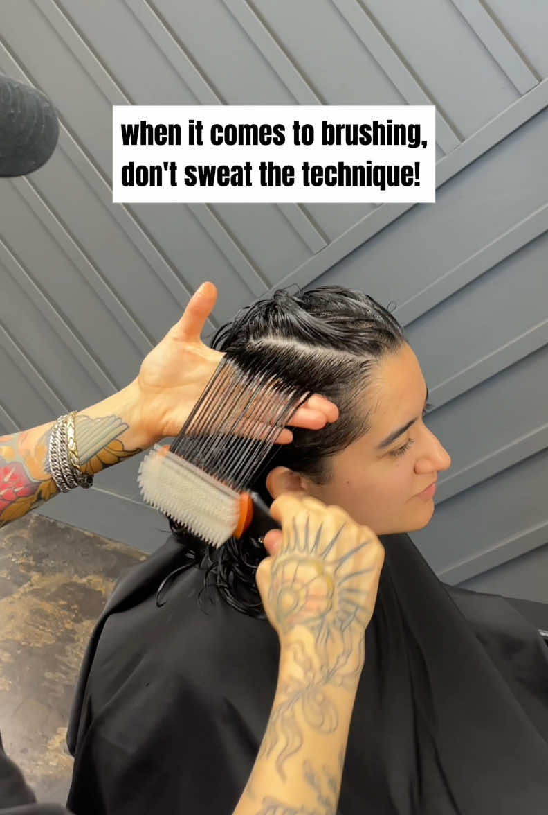 Is it really that easy? Yes! You don’t need to over complicate using a Denman or Bounce Curl brush. 1️⃣ Just take sections about the same width & depth as the tool itself, glide brush through to smooth & define 2️⃣ Give that section a little jiggle 3️⃣ Scrunch it up & move on.  Repeat that process all over the head & you’re done. So easy!