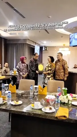 Sobat MARI, Ketua Mahkamah Agung RI Prof. Dr. H. Sunarto, S.H., M.H. beserta istri dan jajaran Pimpinan Mahkamah Agung RI beserta istri menghadiri acara Purna Tugas Hakim Agung Maria Anna Samiyati, S.H., M.H., pada hari Selasa, 27 Mei 2025. Dalam kesempatan ini, Ibu Maria Anna menyampaikan permintaan maaf dan mohon pamit setelah genap berusia 70 tahun pada 22 April 2025, dan pengabdiannya selama 46 tahun di pengadilan. Ketua MA mengucapkan kepada Ibu Maria Anna dan suami bahwa, atas nama pimpinan dan pribadi, beliau berterima kasih sebanyak-banyaknya kepada Ibu Maria Anna yang telah mengabdi  dengan sangat baik di dunia peradilan. Acara kemudian ditutup dengan pemberian cindera mata oleh Ketua Mahkamah Agung Prof. Dr. H. Sunarto, S.H., M.H. beserta istri Sri Anggarwati Sunarto kepada Maria Anna Samiyati, S.H., M.H. sebagai simbol penghargaan atas jasa-jasa dan pengabdiannya selama ini.