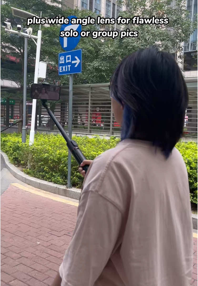 Check out this selfie stick tripod that automatically extend! The auto-extension design is so thoughtful! No nail damage #selfiestick #autotripod #portableselfiestick #tiktokshopfinds 