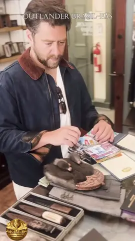 Richard Rankin foicomprar um kilt novinho para seu casamento. #outlander #outlanderfans #richardrankin