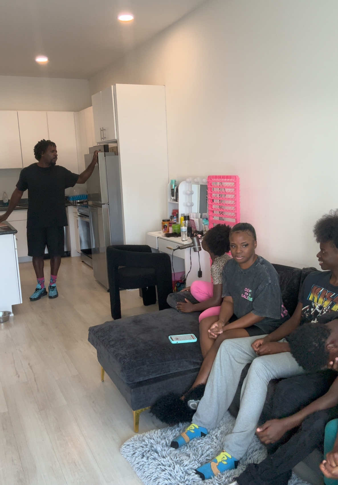 It’s Tootie stuttering back to communicate with her daddy for me lol! Moral support! 😂 #ebanddrew  #prank #couple #familytime #familypranks #fyp #fryp #funnyvideos #funny 
