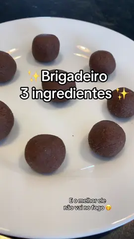 Brigadeiro 3 ingredientes  Muito fácil e não vai no fogo. Fica simplesmente perfeito.  Receita  2 colher de sopa de leite ninho 1 de Nescau  2 leite condensado  Só misturar tudo até ficar desgrudando das mãos. Enrola no tamanho que vc quer e tá pronto, só se deliciar. 