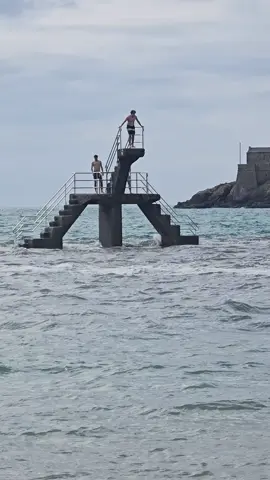 on lui donne quelle note pour la qualité du plongeon? 😅#stmalo #saintmalo #bzh #Bretagne #breizh 
