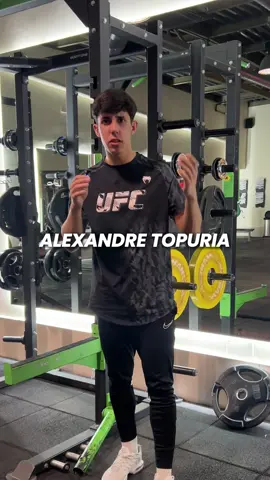 ¿Cómo esquiva Topuria los puños antes de que salgan? (LEE) 👇 Muchos peleadores entrenan fuerza, cardio, y técnica… pero olvidan algo clave: el entrenamiento del ojo. 👀  Si no entrenas lo que ves, reaccionas más lento. Es como pelear con lag. Topuria entrena su ojo de combate, y eso lo hace ver los golpes antes de que salgan.  Esta habilidad le da una ventaja brutal: esquiva mejor, toma decisiones más rápido y tiene una reacción de otro nivel. 3 ejercicios básicos para mejorar tu visión en combate:  1️⃣ En posición de flexión, pasa la pelota de una mano a otra.  2️⃣ En guardia, simula un jab mientras sigues el movimiento de la pelota.  3️⃣ En zancada, mantén la pelota en movimiento sin dejar que se caiga. Empieza a entrenar como los mejores y sígueme si quieres ganar ventajas en tus combates. 💪 #topuria #mma #boxeo #entrenamiento #potencia #rutina #ignaprofight #combate 