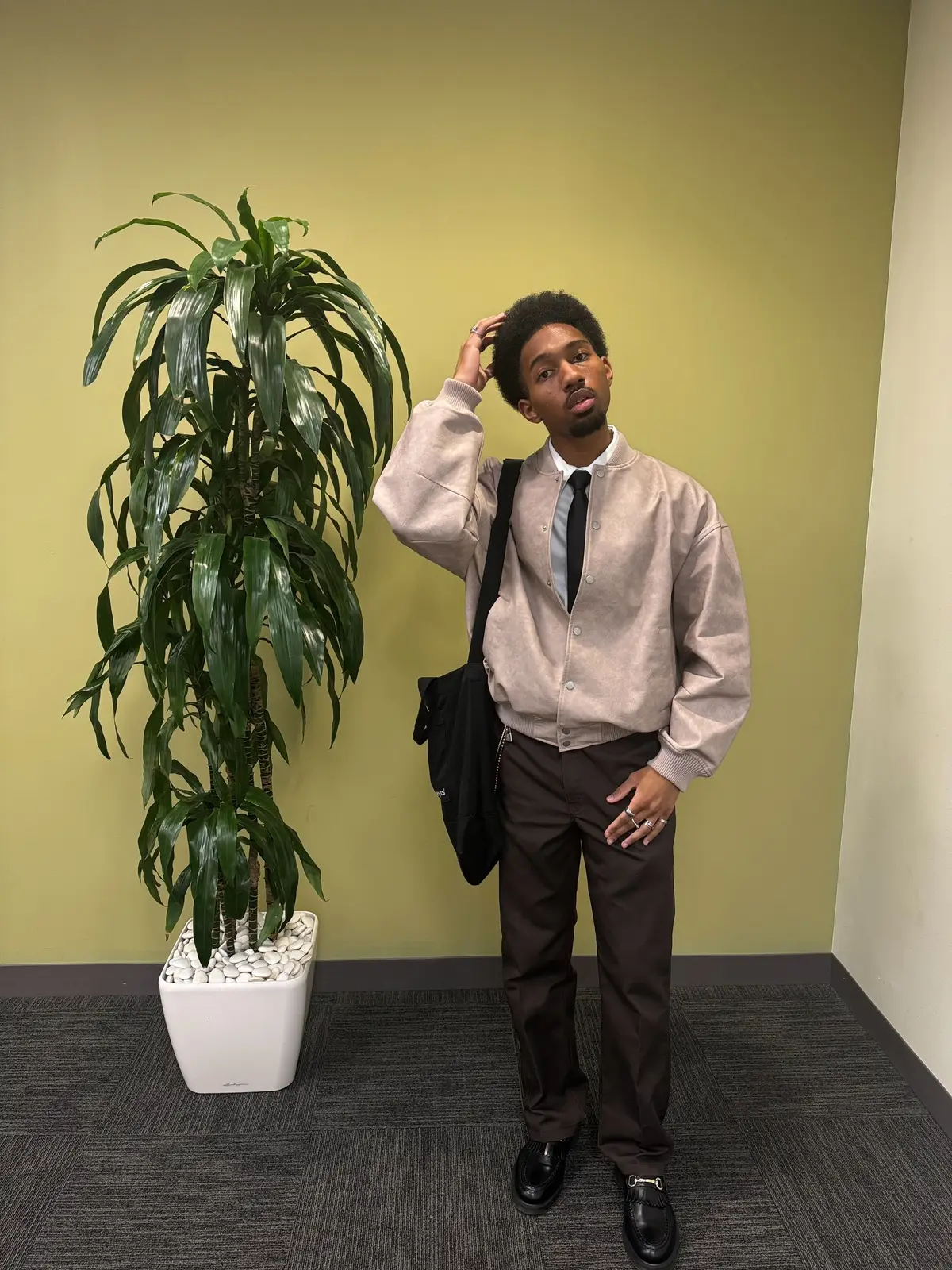 ✨it’s giving corporate😮‍💨📎🖤 Leather jacket is thrifted and post the id for it when wear it again! Black tote bag: @Levi’s  White button up shirt: @ZARA  Black skinny tie: @ charlestyrwhitt Brown pants: @Dickies  Black loafers: @Dr. Martens  #fitcheck #fashiontiktok #OOTD #thrifted 