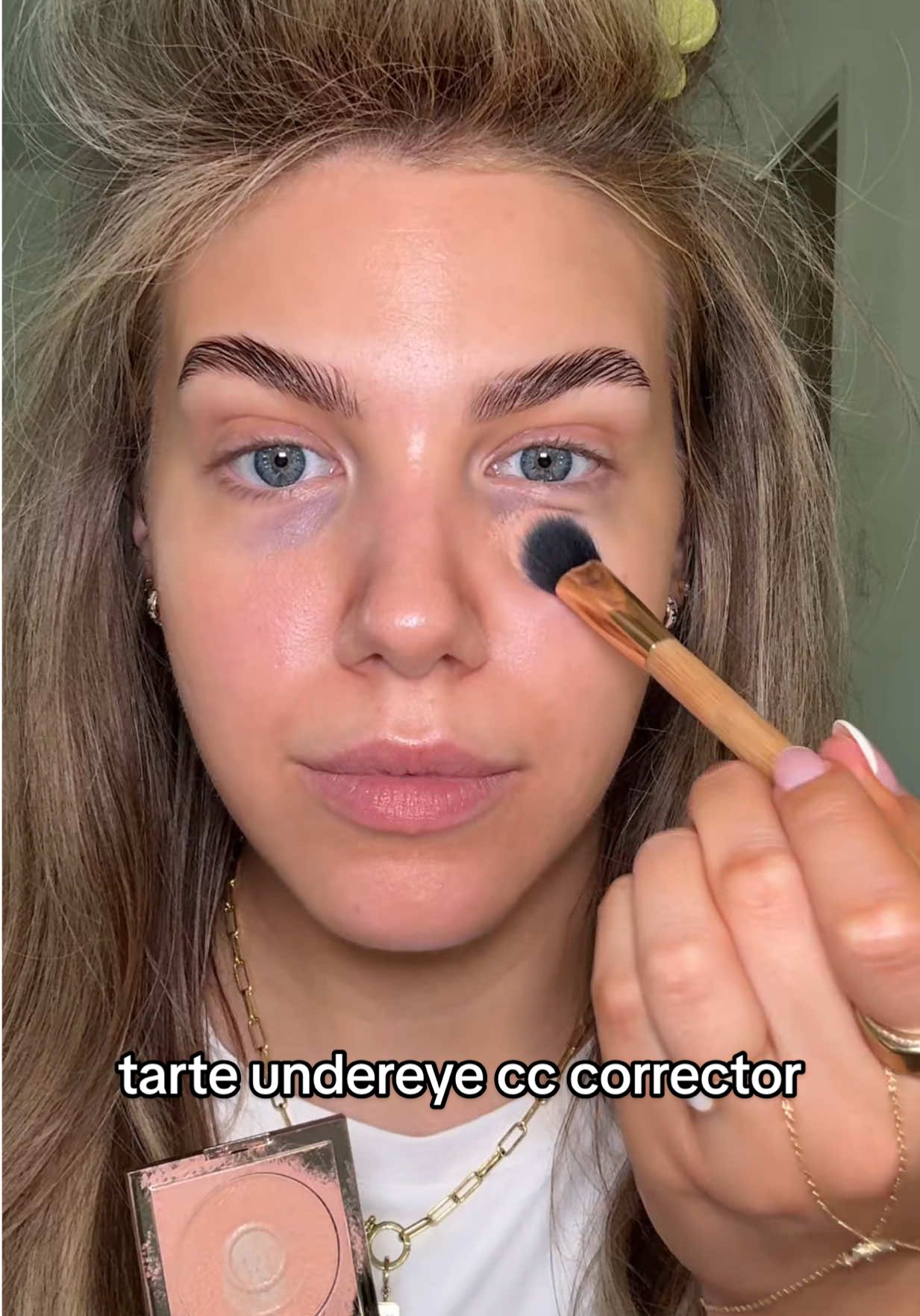 Replying to @Slightly Dyslexxic | Tori | plus you get a FREE $25 brush?? there’s a reason it keeps selling out 👏🏻 #colorcorrection #colorcorector #undereyeconcealer #darkundereye #undereyecircles #darkcircles #tarte #tartecosmetics #makeup #makeuptips #fyp