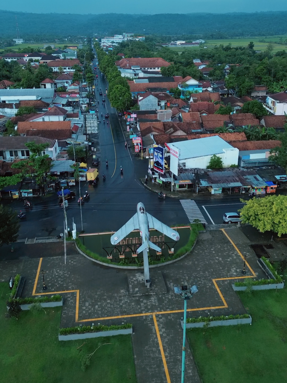 Langit biru di atas alun-alun Banyumas, ketenangan yang mempesona 🌌❤️  #AlunAlunBanyumas #BanyumasKeren #LangitBiru #KeindahanAlam #WisataBanyumas #BumiayuBanyumas #BanyumasHits #PemandanganAlam #KotaBanyumas #JatengExplore #djimini3 #dronevideo #reels 