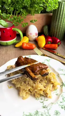 Ale to był sztooos! Śląsko ciapkapusta i do tego rozpływające się żeberka w sosie własnym! Koniecznie zapiszcie sobie ten przepis 😊A jak chcecie przepis na ciapkapuste, to dajcie znaka w komentarzu ❤️ * SKŁADNIKI: 🤌1 kg żeberek w pasku, 🤌sól, pieprz, 🤌papryka wędzona, 🤌3 pokrojone w ćwiartki cebule, 🤌2 pokrojone w grubsze plastry marchewki, 🤌olej do smażenia, 🤌łyżka masła, 🤌3-4 liście laurowe, 🤌10 ziaren ziela angielskiego, 🤌główka czosnku, 🤌około 1,5 litra wody, 🤌łyżka mąki rozmieszana w 100 ml wody, 🤌ciapkapusta * PRZYGOTOWANIE: 👉żeberka kroimy w mniejsze kawałki co dwa żebra, 👉przyprawiamy z obu stron solą, pieprzem i papryką wędzoną - wklepujemy przyprawy, 👉żeberka smażymy mocno z obu stron - zdejmujemy mięso, 👉do pozostałego tłuszczu dorzucamy masło, wrzucamy warzywa, ziele angielskie, liście laurowe i smażymy około 20 minut co jakiś czas mieszając, 👉na usmażone warzywa kładziemy żeberka, wlewamy wodę, przykrywamy i na małym ogniu dusimy przez około 100-120 minut, 👉po tym czasie zdejmujemy mięso, a sos z warzywami przecieramy przez sito, 👉przetarty sos wlewamy na patelnię, dodajemy mąkę rozmieszaną z wodą i mieszamy, wrzucamy żeberka- obtaczamy je w sosie, 👉całość podajemy z ciapkapustą * #dc #dlaciebie #żeberka #obiad #polskakuchnia #conaobiad #prosteprzepisy #gotowanie #przepisy #pycha #taniegotowanie #obiad #facetwkuchni 