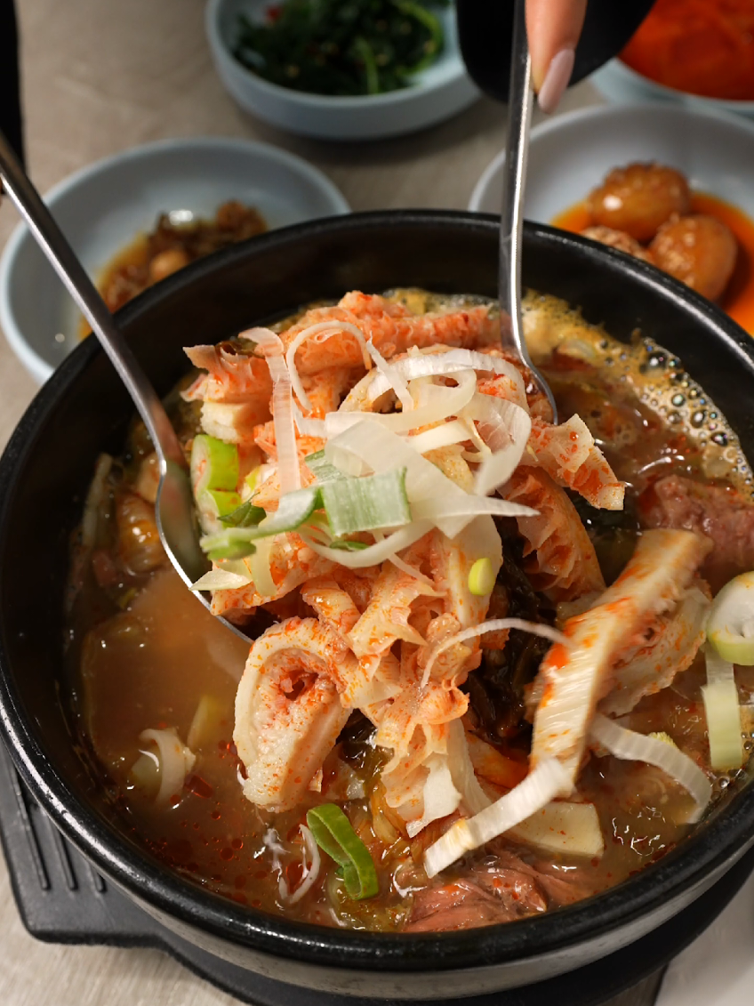 Found the ULTIMATE foodie hackl This Special Haejanguk (Tripe) comes with a bigger portion AND better pricel g Made fresh daily the authentic way - your stomach and wallet will both thank you! Come grab yours today before they're gone! 发现美食异的终投秘诀 ！这款特制牛肚汤份基更多,价 格更优！ 麴每天新鲜制作, 迎循传统做法 -让您的胃和 钱包都感到滿意！ 今天就来尝尝吧, 别错过！ 9 2717 W Olympic Blvd #108 , Los Angeles C Open Daily 7am- 10pm 窗213-277-1339 #authentickoreanfood #bonebroth #haejangguk #koreansoup #authentickorean #ktowneats #ktownfood #sulungtang #lafoodie  #creatorsearchinsights 