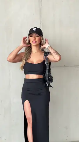 Saia longa com fenda generosa que faz todo o charme da peça #saia #saias  #outfit #creatorsearchinsight  #CapCutMotivacional 