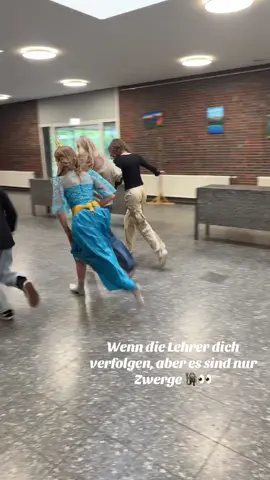 Ein ganz normaler Tag hier am GEO 🧌👀 #geo #gymnasium #gymnasiumeverstenoldenburg #schule #abi #abitur #abitur2026 #oldenburg #school #fyp #video #viral #zwerg #zwerge #schneewittchen #7zwerge #run #lehrer #lehrermomente 