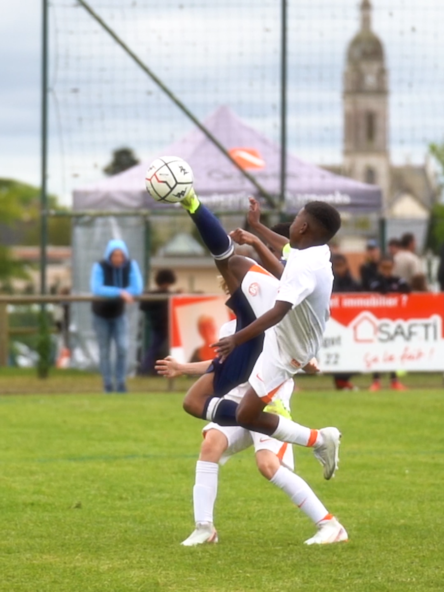 La défense acrobatique 🤯 des @Girondins face au @MHSC !  #footballtiktok #footballskills #footballedit #footballedits #edits #skills #bordeaux #montpellier #girondinsdebordeaux #mhsc 