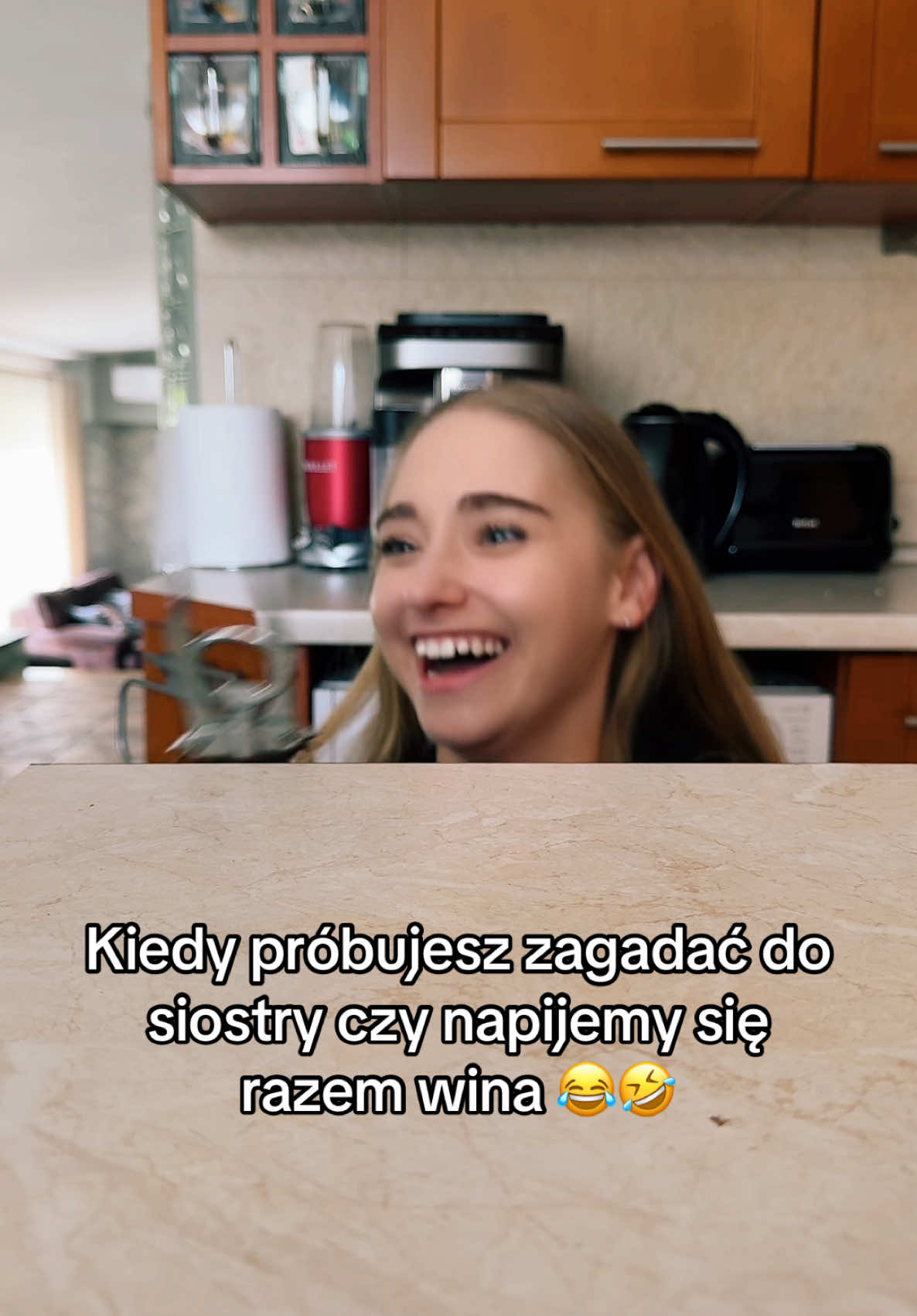 Kiedy rozumiesz się z siostrą bez słów 🤣😂🤣 #wino #slowa #zabawa #smiech #twins #sister #blondehair #dc #thewrobeltwins #vibe 