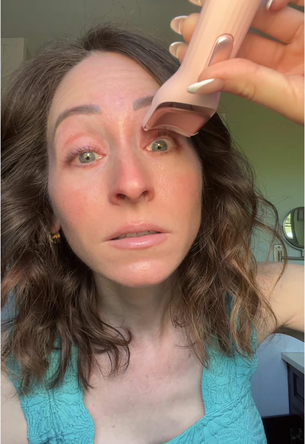 This heated eyelash curler made my lashes stay curled all day, even without any mascara! 🤯 #eyelashcurler #heatedeyelashcurler #lashcurler #eyelashes #lashes #tiktokshopcreatorpicks #tiktokshopsummerturnup #dealsforyoudays #tiktokmademebuyit @Medusara 