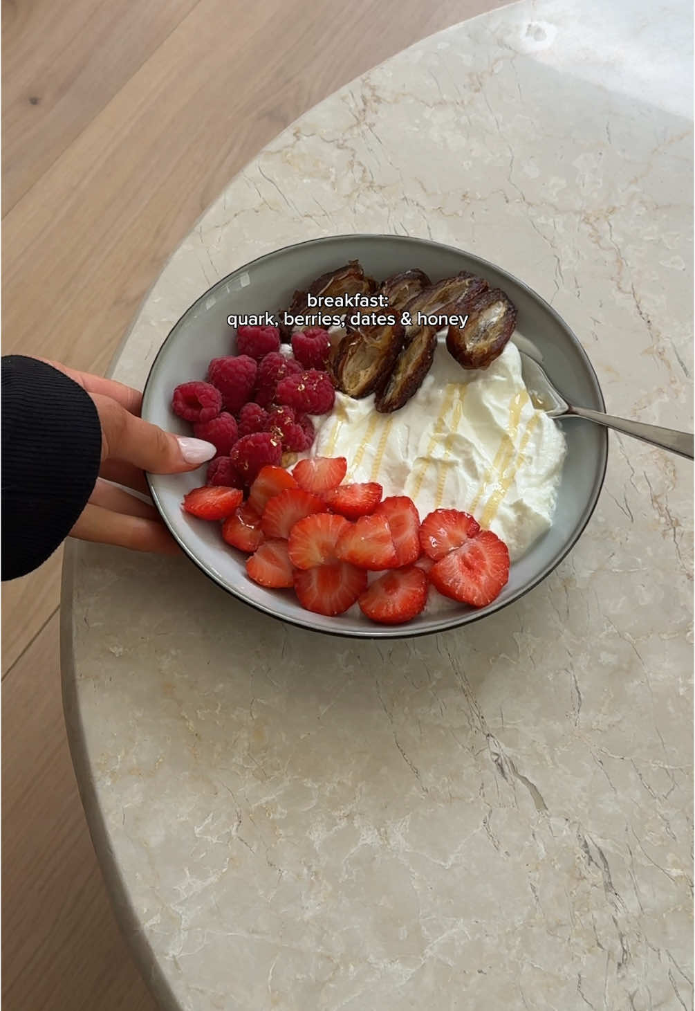 WIEIAD, as a gymgirl eating at maintenance -> keep my muscle and lose some fat ✨ Breakfast: yoghurt bowl, berries, dates, honey Snack: rice cakes, goat cheese, honey & salt Lunch: steak, avocado (would usually eat sourdough with this but ran out)  Snack: brownie (accidentally forgot an egg, but was still eatable oops) Dinner: beef rice bowl, berries, cottage cheese, goat cheese, avo & honey I focus on eating as non processed & organic as possible, & try to get my proteins out of my foods (meat & dairy mostly). I’m around +/- 2800-3000 cals daily, cause the gains NEED fuel to grow & maintain girlies 🍑 + A little side note, I’m eating intuitively & not tracking my cals or macro’s! So everyday looks different for me.  #whatieatinaday #eats #fulldayofeating #fyp #highprotein 