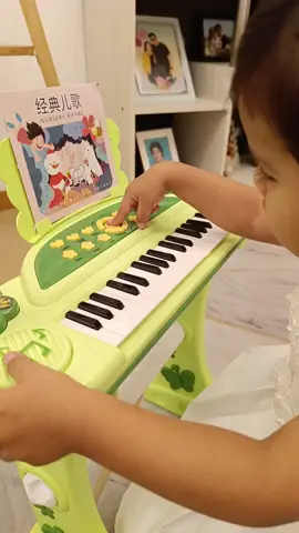Piano musical con micrófono 🎤 Viene con su silla para que tú peque pueda tocar de manera cómoda ☺️ Colores disponibles: Verde, Rosado y amarillo 💛  Nos puedes escribir al 904-120-788 para pedidos. Envíos a nivel nacional 📦🚛  #estimulacion #montessori #niñas #diversion #jugueteria #bebes #aprendizaje #videoviral #paratii #papisprimerizos #tendencia #piano  #juguetesparaniños #contenido 