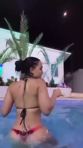 con este calor , lo mejor es refrescarte en tu piscina más cercana 