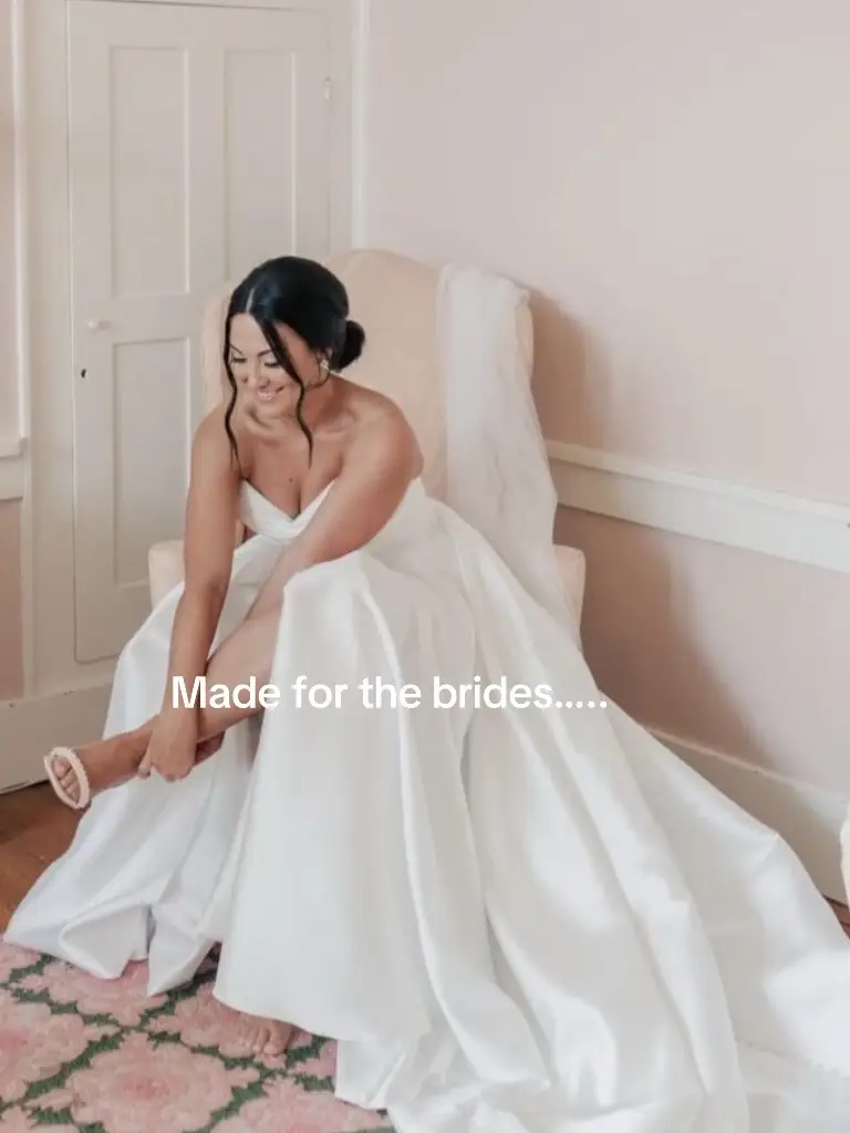 For the Bride Who Loves Classic Elegance 🤍⁠ ⁠ If you’re drawn to timeless silhouettes, luxurious fabrics, and the quiet power of understated beauty—you might just be an old money aesthetic bride.✨⁠ ⁠ At Amanda’s Touch Bridal, we’re seeing brides fall in love with sleek satin gowns, clean lines, and vintage-inspired details that whisper elegance, not scream it. Think Grace Kelly meets modern-day chic.⁠ ⁠ These stunning gowns are perfect for ballroom weddings, estate celebrations, or any bride who values sophistication over trends.⁠ ⁠ 👰‍♀️ Available in sizes 0–34 at our Roanoke, Waynesboro, and Harrisonburg boutiques.⁠ ⁠ 💍 Book your appointment now and find the dress that feels like forever. Read more on our Blog! ⁠ #oldmoneyaesthetic #amandastouchbridal #virginiabride #timelessweddingdress #classywedding #bridetobe2025 #bridetobe2026 #roanokebride #waynesborobride #harrisonburgbride #sayyestothedress #classicbride #bridalinspo #oldmoney #bridetobe2025 