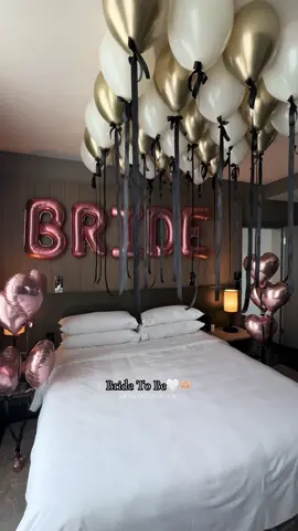 Bride Room Decoration🤍 #hotelroom #brideroomdecor #bridetobe #bridedecoration #toronto #hotelroomdecor #goldandwhite #rosegold 