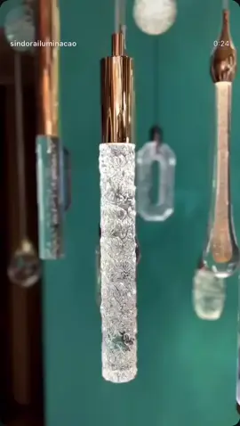 ✨️Cristal texturizado , acabamento  dourado e Liz na medida certa. 💡3W/3000K/Bivolt 🔹️3,5 X 35cm/ Cabo de 2 metros #pendentedecristal #iluminacaodecorativa #designdeinteriores #arquiteruradeluxo 