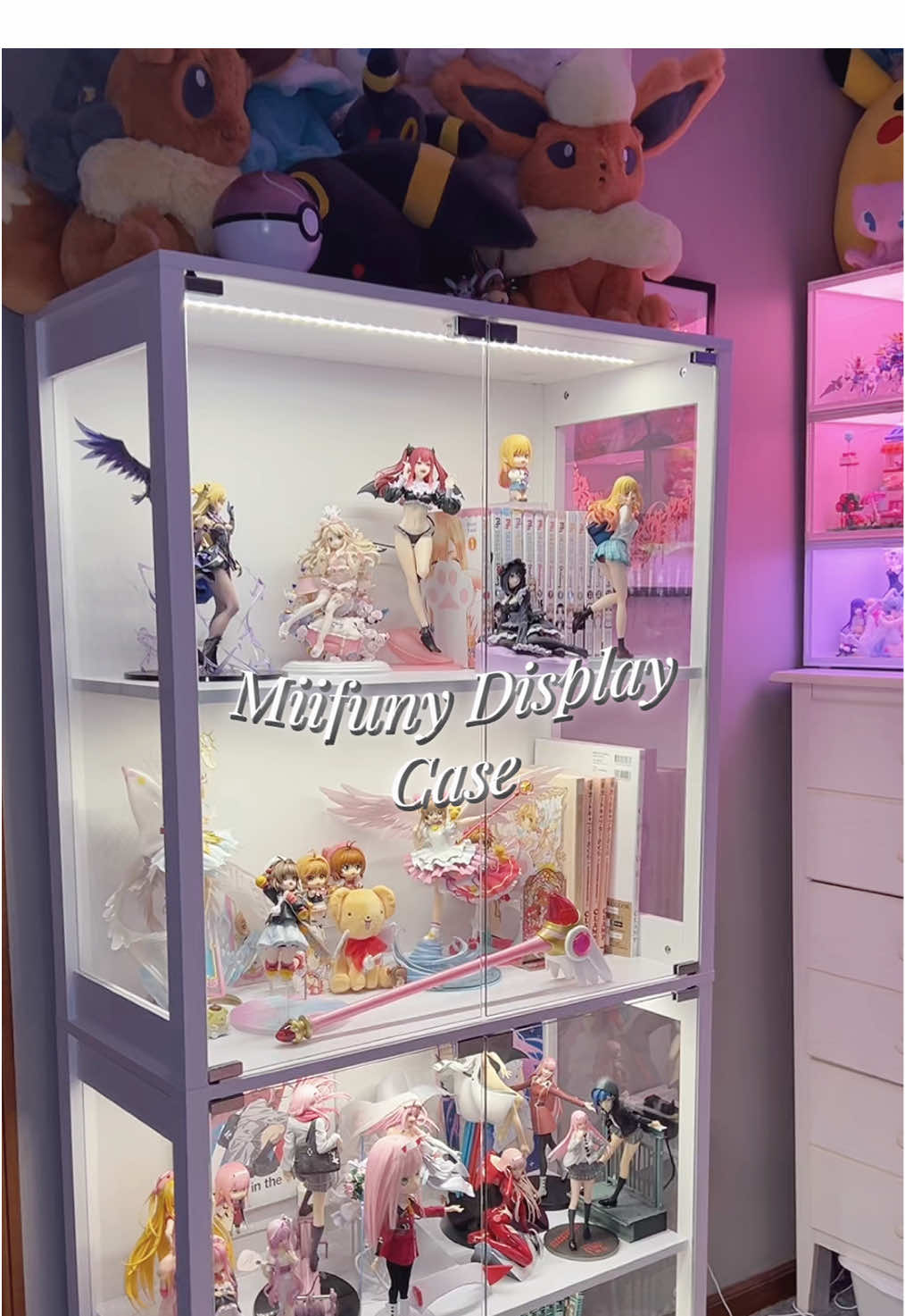 Got this GORGEOUS display case—and I’m obsessed! It’s twice the size of a Detolf, built-in lights💡(no extra setup!), and perfect for my collection!🩷 #anime #animefigure #animetiktok #figure #animefyp #display #displaycase #detolf #cabinet #collector #collection #hobby #hatsunemiku #mydressupdarling #marinkitagawa #magicalgirl #sakurakinomoto #cardcaptorsakura #genshin #manga #mangacollection #fyp #viral #furniture #ledbulb #need #obsessed #ledlights #lights #glassdoor #zerotwo 