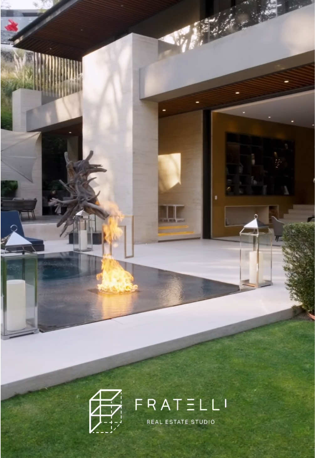 Residencia de ultra lujo firmada por Ezequiel Farca y Cristina Grappin. Diseño contemporáneo, volúmenes imponentes y una conexión absoluta con la naturaleza. Cinco suites privadas, terraza panorámica con jacuzzi, área social con asador y firepit, gimnasio con terraza, bar, family room y más.  Privacidad, arquitectura y entorno natural en perfecta armonía. Una obra maestra para quienes exigen lo extraordinario. 📍Real de Vallescondido  Price Upon Request 5,009 m2 terreno  1,700 m2 construcción  📲 +52 55 1687 4460  ✉️ admin@fratelli.realestate  #realestate #mexico #luxurylifestyle #zonaesmeralda #goals #inversion #arquitectura #lujo #dreamhomes #fyp 