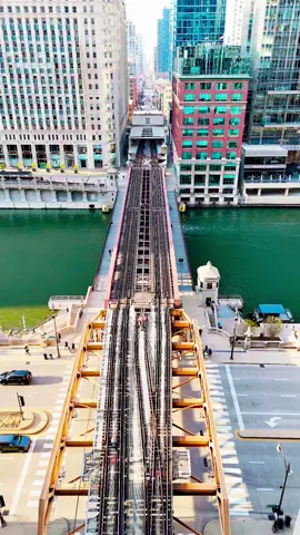 chicago along the river  #sunset #fyp #bestofchicago #viral #chicity #chicagovibes #foryourpage #chicagotiktok #viralreels #chicagonews #chicago #chicagoviral #chicagosummer 