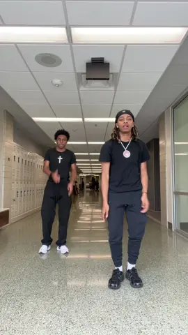Shark 🦈 🔥 #heze #fyp #viral #viralvideo #dancingtiktok #dancechallenge #newdancechallenge #comoparkhighschool #como #due@Trell🧞‍♂️ 
