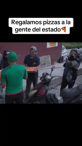 Yulay regala pizzas a toda la gente de el estado de México #yulay #pizzas #pizzeria #mexico #ayudando #littlecaesars #comidacallejera 