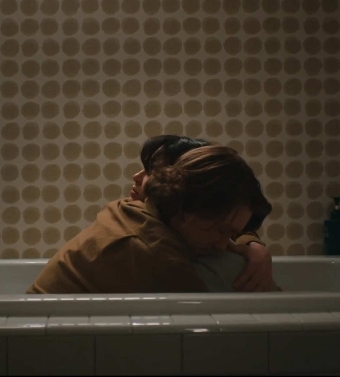 knowing they are in fact together irl makes watching this movie a little easier #parachute #parachutemovie #courtneyeaton #thomasmann #parachuteedit #parachutemovieedit 