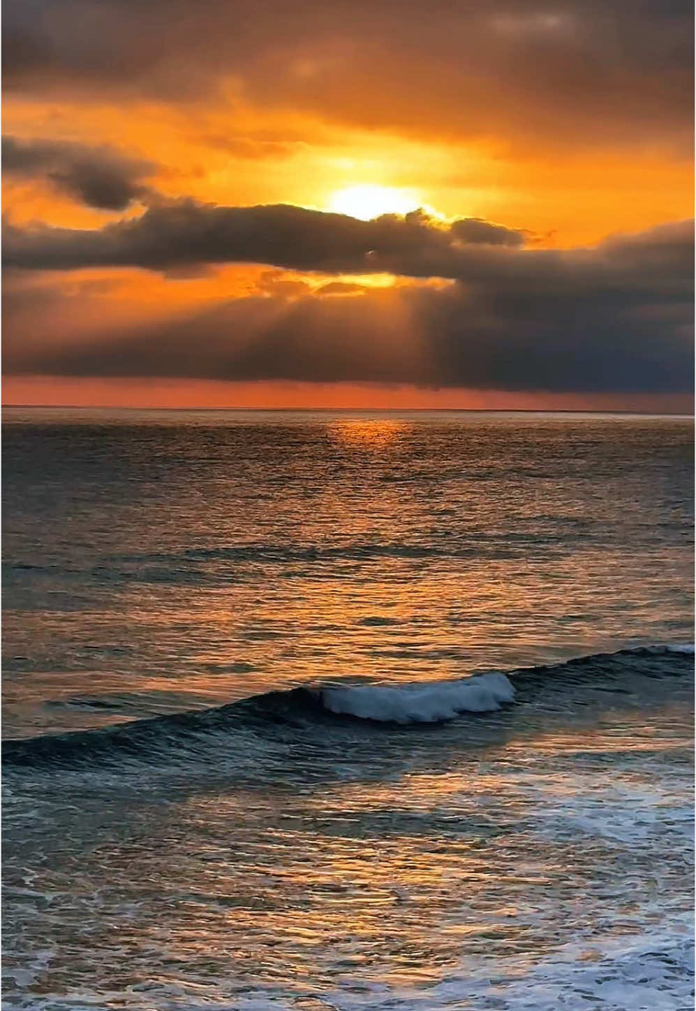 Your light never deems, even when it’s covered with clouds……..🧡🧡#goldenhour #sunset #sunsetvibes #peace #clouds #light #raysoflight 