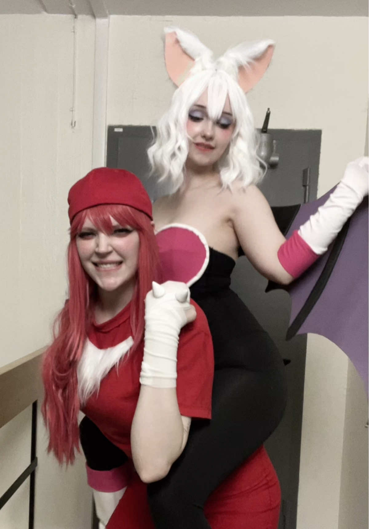 Knuckles and rouge cosplay with the best @cissiemie 🥺❤️ I said I was gonna start vlogging and vlogs are finally incoming! #knuckles #rougethebat #sonic #cosplay 