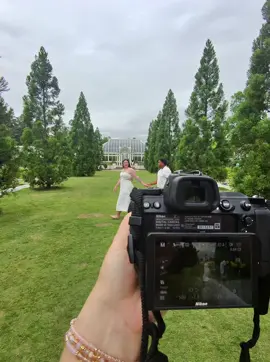 We love a lil engagement sesh BTS🥹💍 #weddingphotographer #ncphotographer #photographersoftiktok #2025bride #2026bride #weddingphotography #springwedding #engagementphotoshoot #photographybehindthescenes #bts #metaglasses 