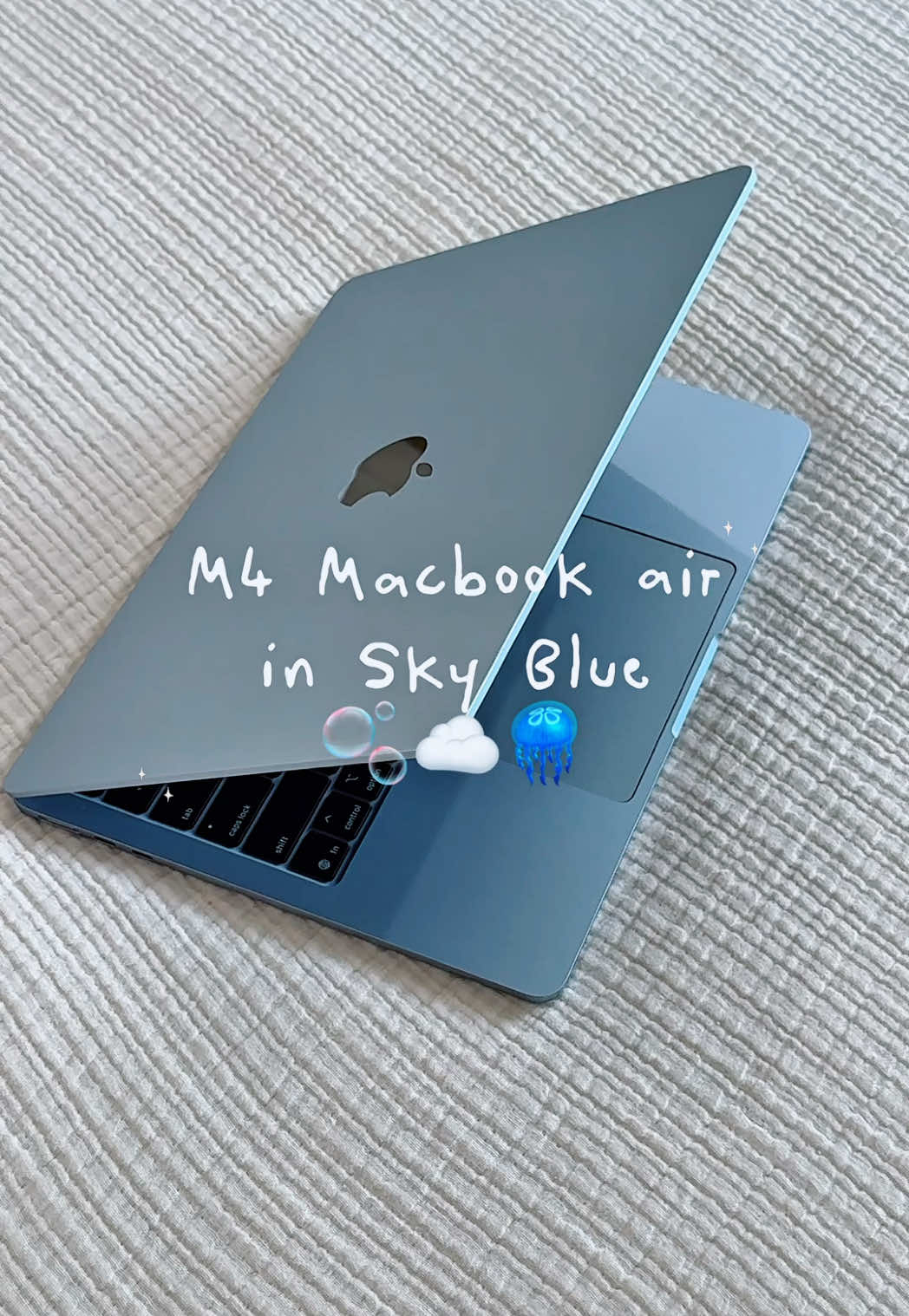 In different lighting, she can appear silver or a dreamy light blue ☁️ #unboxingvideo #macbookairm4 #2025macbookair #macbookskyblue 