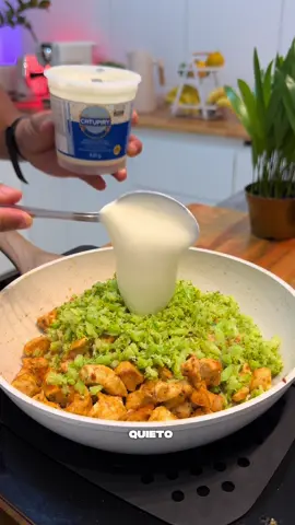 Frango cremosin pra sua janta! 😊 Usei 400g de frango cru  Temperei com:  Páprica doce  Chimichurri  Lemon pepper  Sal  Pimenta do reino  Alho  60g de requeijão light  150 a 200g brócolis triturado Para a batata eu cortei em formato canoa, temperei com páprica defumada e alecrim. Borrifei um pouco de azeite e levei na air fryer a 180 graus até dourar.  Ficou com alguma dúvida? Deixe aqui nos comentários!  Já salva para não esquecer e compartilha mtttt essa receita!  Vms evoluir juntos? Comente “eu quero” para fazer parte do time com dieta e treino PERSONALIZADOS com valor promocional 🤯🚀 #emagrecimento #dieta #emagrecimentosaudavel 