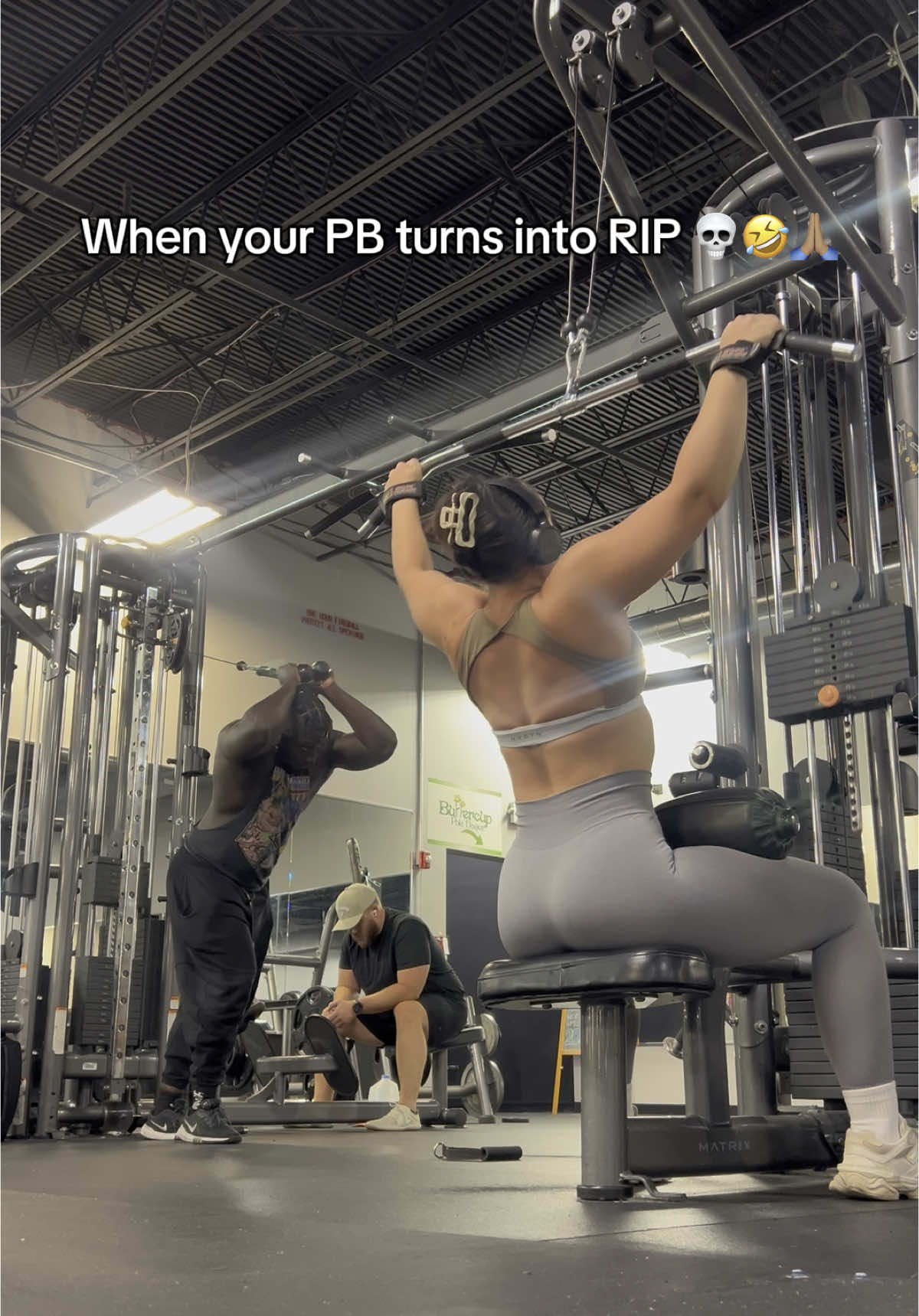 When you suddenly get ruptured after you set 🤣💀✈️🌎🪐 It was nice knowing yall lmao  #shewasafairy #gymhumor #pb #latpulldown #GymTok #gymfails #funnygymvideos #strongwomen 
