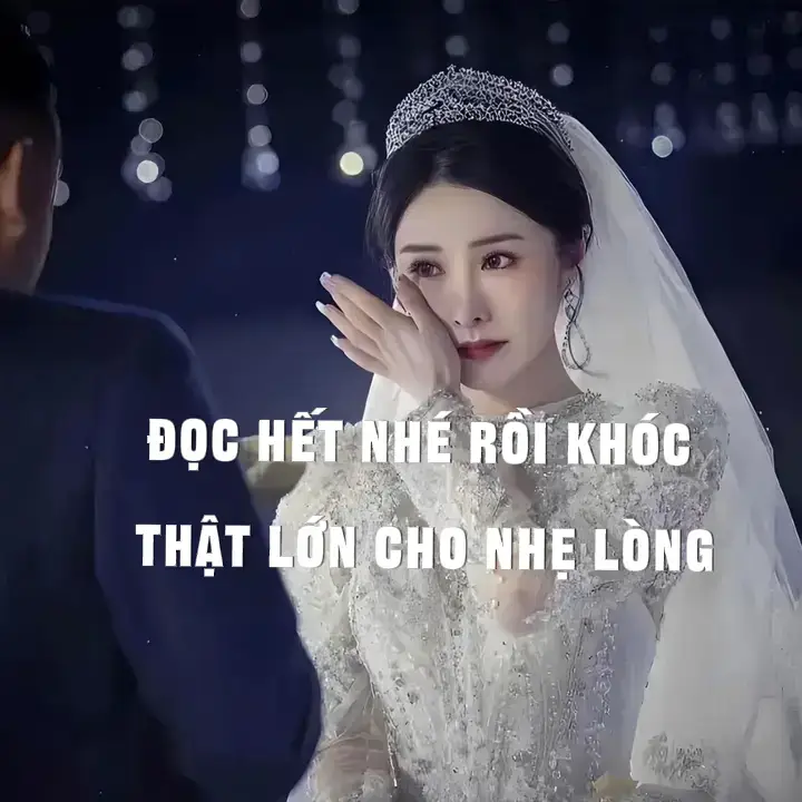 Gửi em - người anh vẫn luôn nhớ, dù đã chẳng còn là của anh nữa, Anh không biết tại sao hôm nay, giữa những bộn bề quen thuộc, trái tim lại nhói lên một cách lặng lẽ khi nghĩ về em. Có lẽ vì anh đã giữ trong lòng quá lâu, quá nhiều điều muốn nói... nhưng rồi lại im lặng, vì anh không còn quyền được nói với em bất cứ điều gì nữa. Em biết không, anh vẫn nhớ em. Không phải kiểu nhớ bồng bột như ngày mới chia xa, mà là nỗi nhớ đã ngấm vào tim, âm thầm nhưng dai dẳng. Như thể chỉ cần nhắm mắt lại, anh vẫn có thể hình dung ra ánh mắt em, giọng nói em, và cả nụ cười từng khiến anh tin răng anh là người hạnh phúc nhất thể gian. Chúng ta đã từng có tất cả, rồi lại lạc mất nhau như chưa từng bắt đầu. Anh không còn trách em, cũng chẳng trách duyên phận. Anh chỉ tiếc... tiếc vì chúng ta đã từng yêu nhau nhiều đến vậy, mà cuối cùng lại không thể giữ được nhau. Anh biết, giờ em đã đi xa rồi - không chỉ là khoảng cách, mà là cả một đời sống khác, một người khác đang cùng em đi tiếp đoạn đường mà anh từng mơ được đi cùng. Anh biết, anh không còn là một phần trongnhững câu chuyện em kê, không còn là người được em nghĩ đến mỗi khi mỏi mệt. Biết hết... nhưng vẫn đau. Anh từng nghĩ, thời gian sẽ làm anh quên. Nhưng hóa ra, thời gian chỉ khiến anh học cách giấu nỗi nhớ kỹ hơn, cười bình thản hơn, dù trong lòng vẫn có một khoảng trống không ai có thể lấp đầy - khoảng trống mang tên em. Anh viết những dòng này không để anh quay lại, càng không để khiến anh áy náy. Anh chỉ muốn một lần, được thành thật với chính mình. Rằng dù cả thế giới có quay lưng lại, anh vẫn từng yêu em bằng cả trái tim. Và dù em có thuộc về nơi nào khác, có hạnh phúc bên ai, thì anh vẫn sẽ lặng lẽ mang theo tình cảm ấy, như một mảnh ký ức thiêng liêng không ai có thể chạm vào. Nếu một ngày nào đó em tình cờ đọc được những dòng này, chỉ cần em biết - có một người, ở đâu đó, vẫn nhớ em băng tất cả dịu dàng từng có. Tạm biệt em - và cũng là tạm biệt một phần tim anh chưa bao giờ dám buông bỏ.#thinhhanh #camxuc #buon_tam_trang #sad #sadstory #xuhuongtiktok