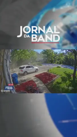 Motorista de um caminhão dirigia em Chicago, nos Estados Unidos, quando o veículo explodiu. O impacto foi tão forte que danificou várias casas próximas. 📸 Reprodução/Band 📲 Mais informações no site band.com.br #BandJornalismo