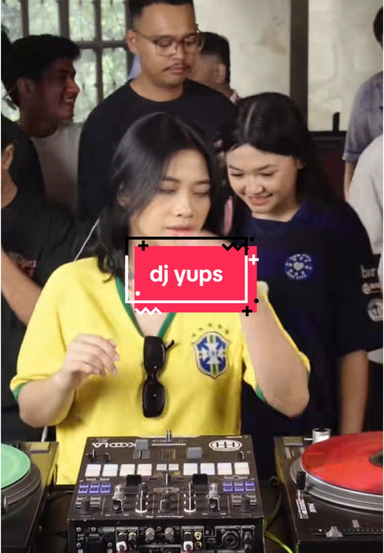 HTM free untuk wilayah surabaya siap namoy sepesial perfomence: dj @yups  surabaya yoman❤️💛💚 ❗️support reggae indonesia❗️ _ #rindureggae #yoman❤️💛💚 #supportreggaeindonesia #reggaemusic #jamaica 