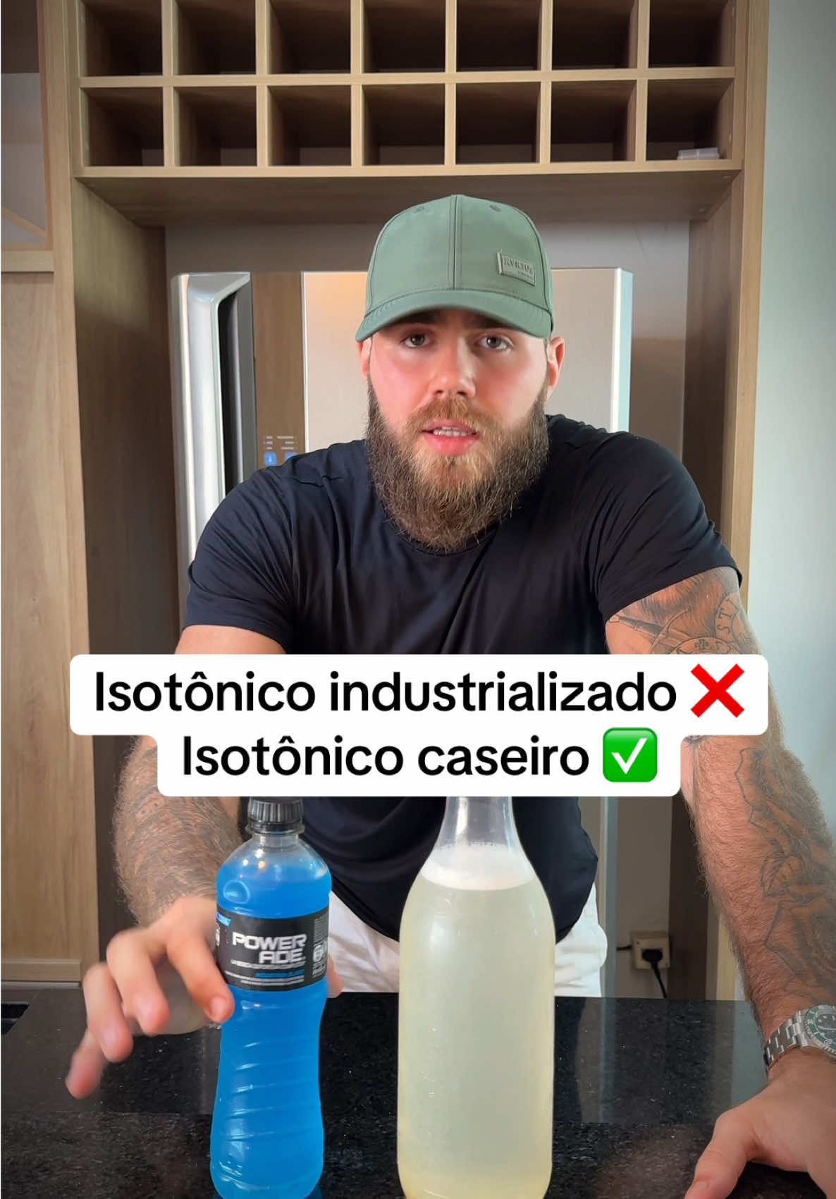 Receita: 15g de Mel(50 centavos) 1 Col de chá rasa de sal integral 1 limão espremido(30-40 centavos) 1 litro de água A receita padrão inteira sai por menos de 1,00 Se o seu treino for muito intenso você pode usar mais mel e trocar a água por água de coco. #dietadaroça #receita 